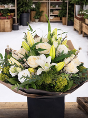 White Flakes Hand-tied 🎄